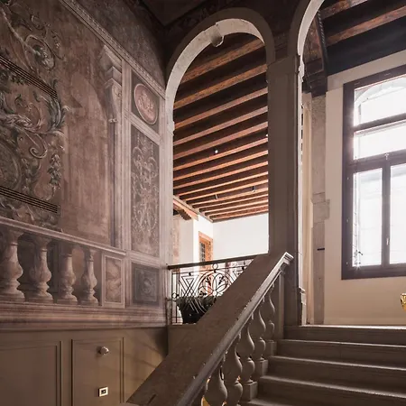 Noble Floor Art R&r Apartman